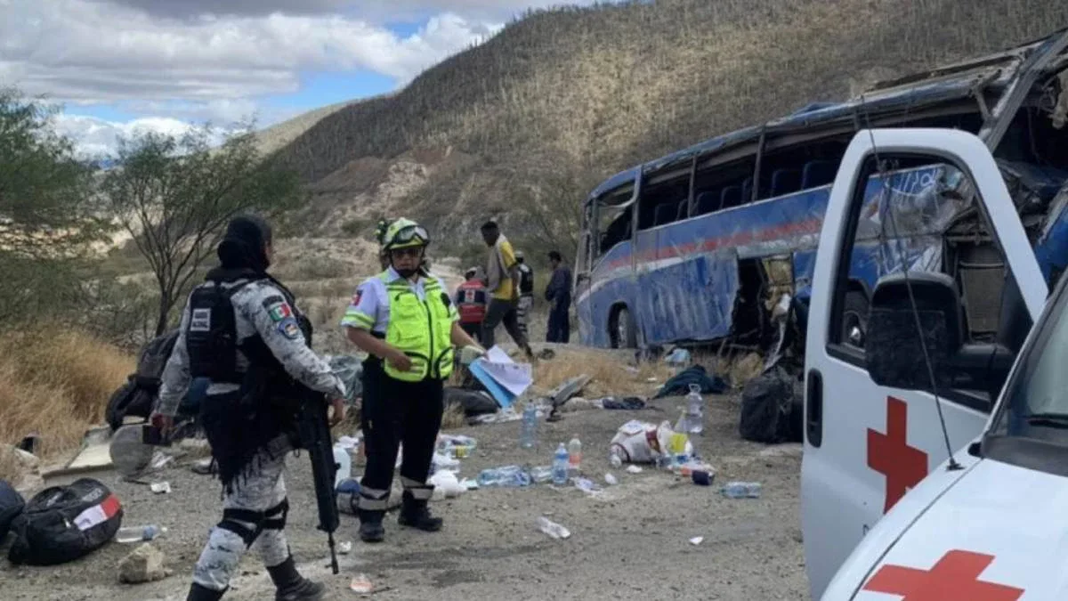 Aún no identifican a migrante muerto en volcadura en Puebla