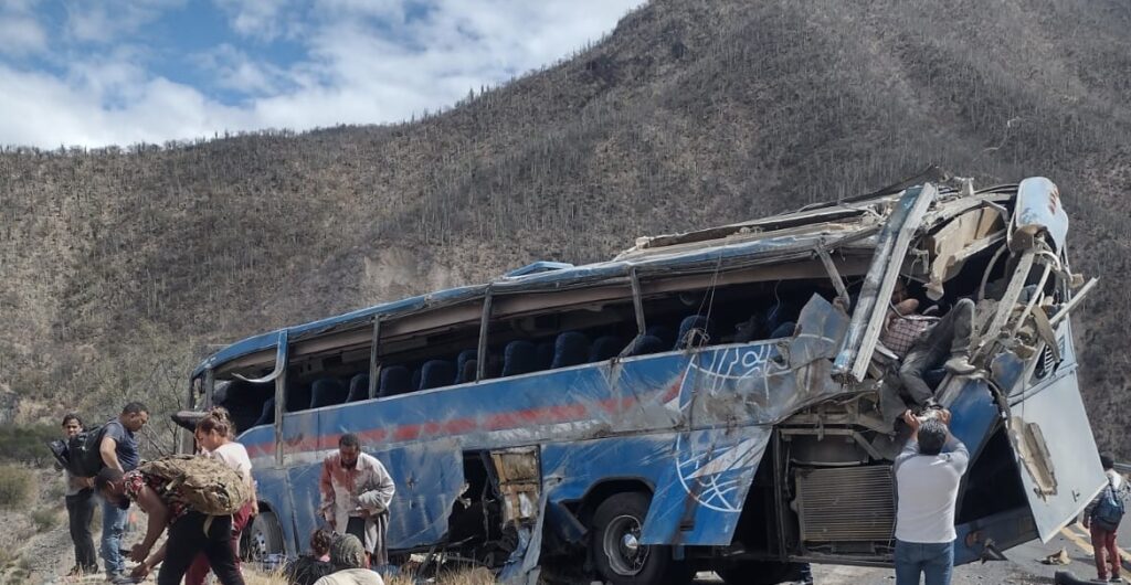 Vuelca autobús en la Cuacnopalan-Oaxaca, hay un muerto y 14 hospitalizados