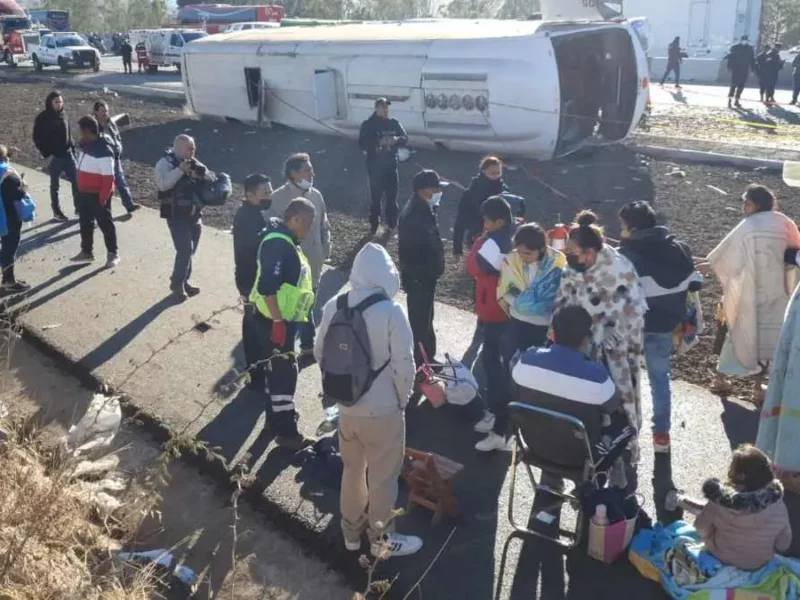 Volcadura de autobús deja 3 muertos y 25 lesionados en la México-Puebla