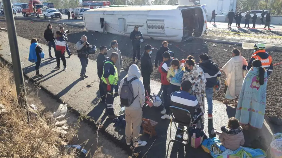 Volcadura de autobús deja 3 muertos y 25 lesionados en la México-Puebla