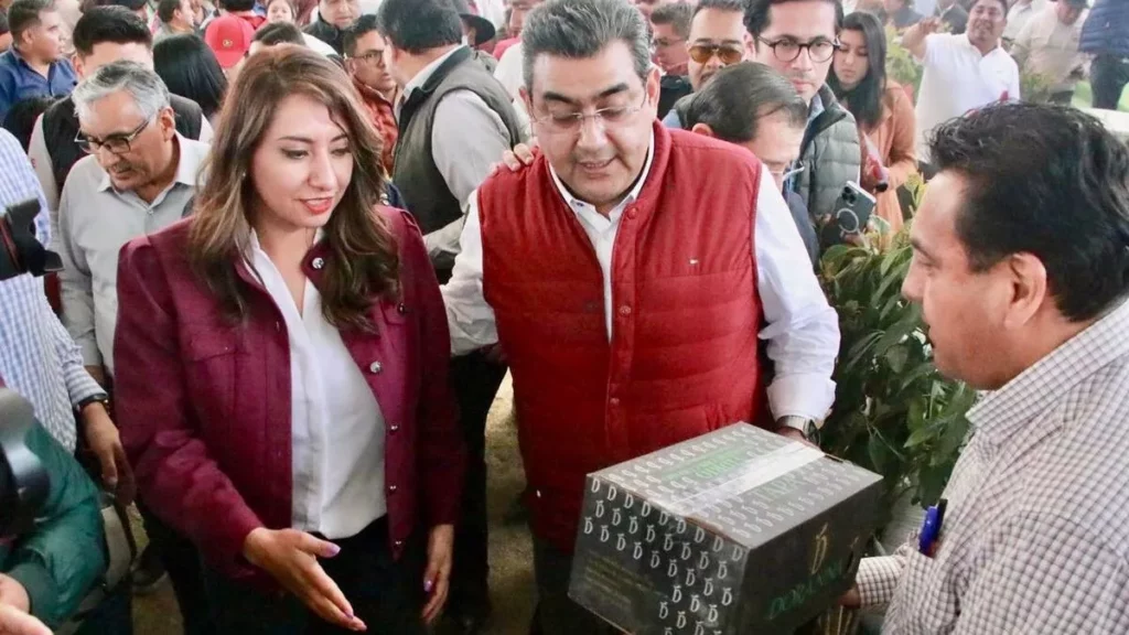 Acompaña Angélica Alvarado a Sergio Salomón en entrega de apoyos para el campo