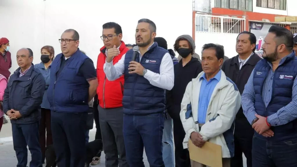 Adán Domínguez Sánchez, gerente del gobierno municpal en entrega de obra en San Baltazar Campeche