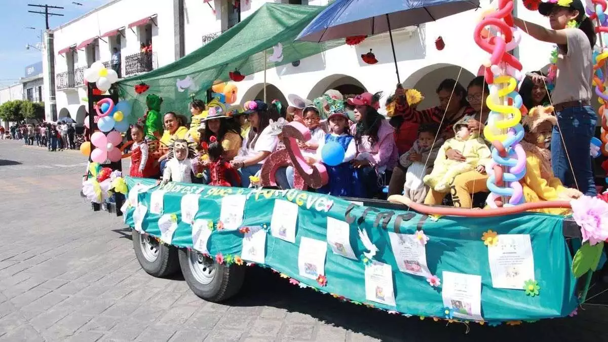 Angélica Alvarado encabeza desfile por el natalicio de Benito Juárez