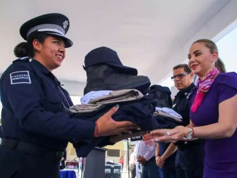Paola Angon entrega uniformes a elmentos de la policía