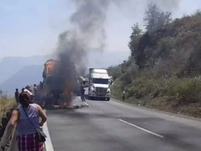 Camión se incendia y la rapiña se hace presente en la Puebla-Orizaba