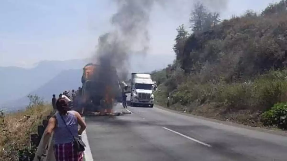 Camión se incendia y la rapiña se hace presente en la Puebla-Orizaba
