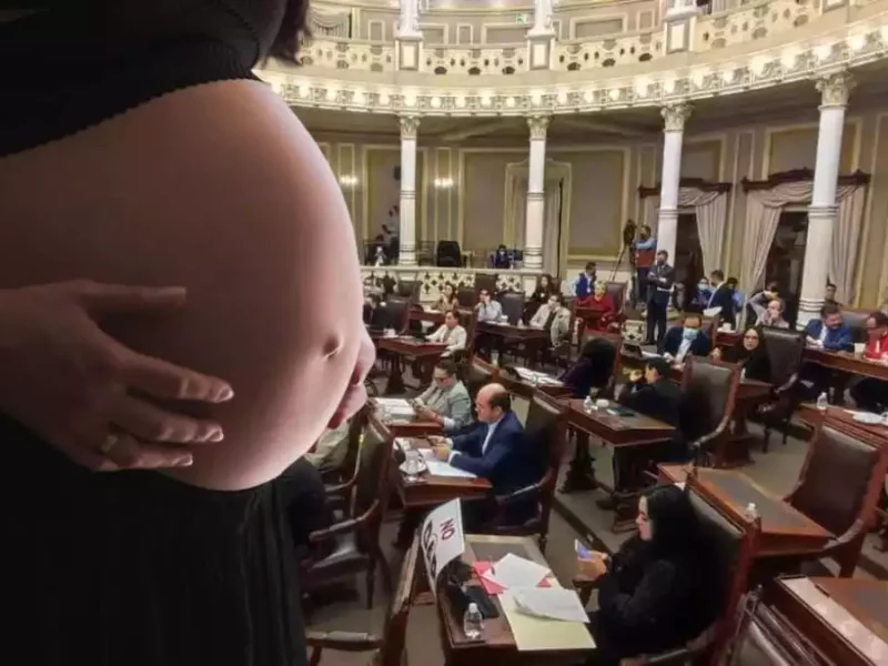 Cárcel a quien abandone a embarazada y padrón de deudores alimentarios proponen en Puebla