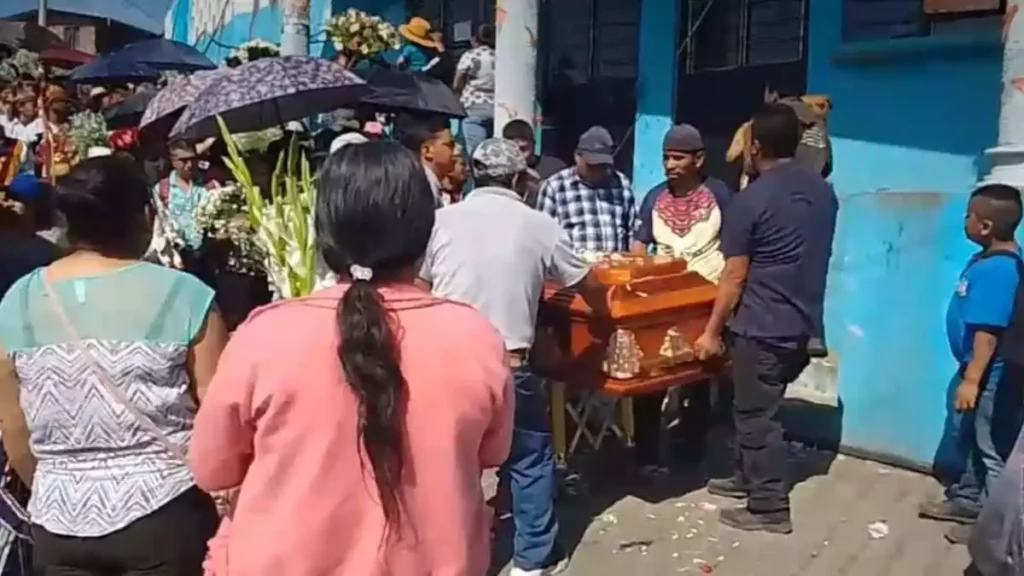Con un beso en el ataúd, despide su bebé a María Rita, voladora muerta en Feria de Huauchinango