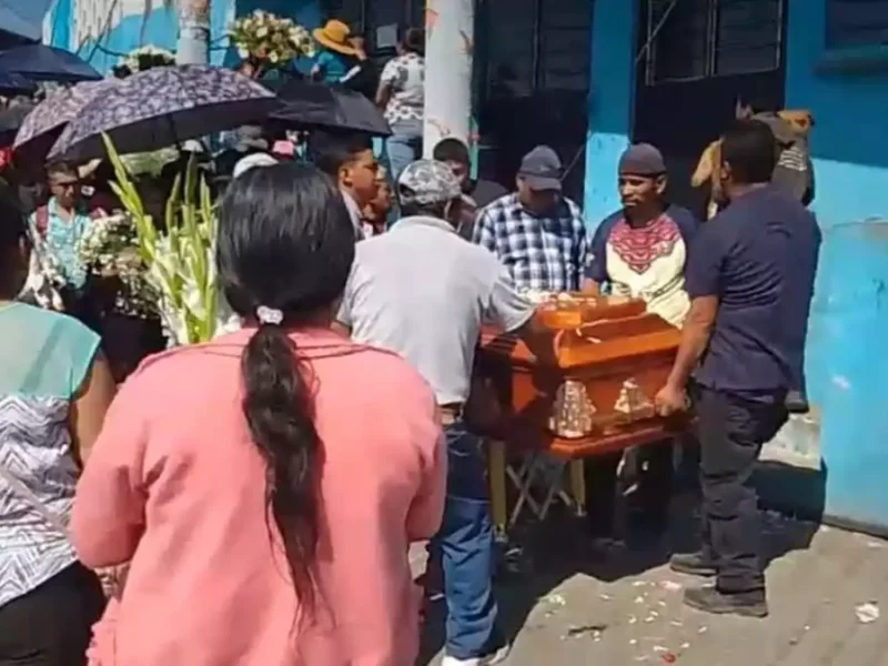 Con un beso en el ataúd, despide su bebé a María Rita, voladora muerta en Feria de Huauchinango