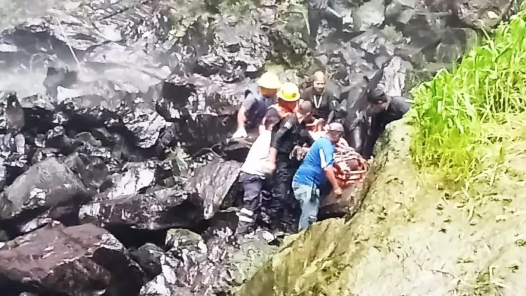 Elementos de emergencia durante el restate del guía de turistas que murió en Tlatlauquitepec