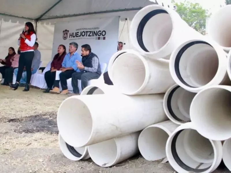 Entrega Angélica Alvarado tubería hidráulica en San Miguel Tianguizolco