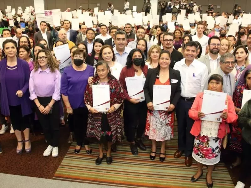 Entregan 610 escrituras a mujeres de 44 municipios en Puebla