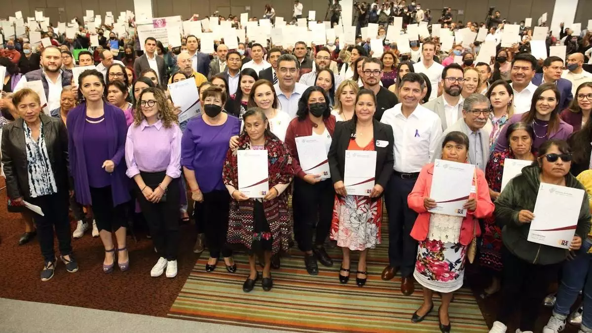 Entregan 610 escrituras a mujeres de 44 municipios en Puebla