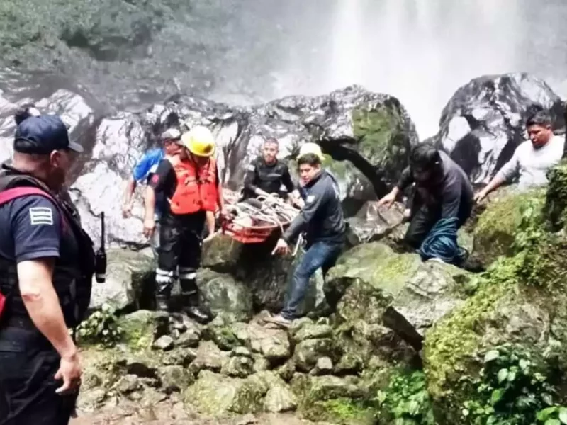 Fabián es el guía de turistas que murió al caer 70 metros en Tlatlauquitepec