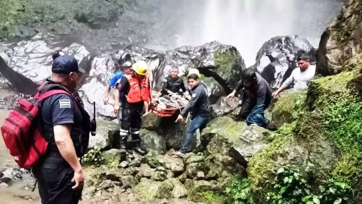 Fabián es el guía de turistas que murió al caer 70 metros en Tlatlauquitepec