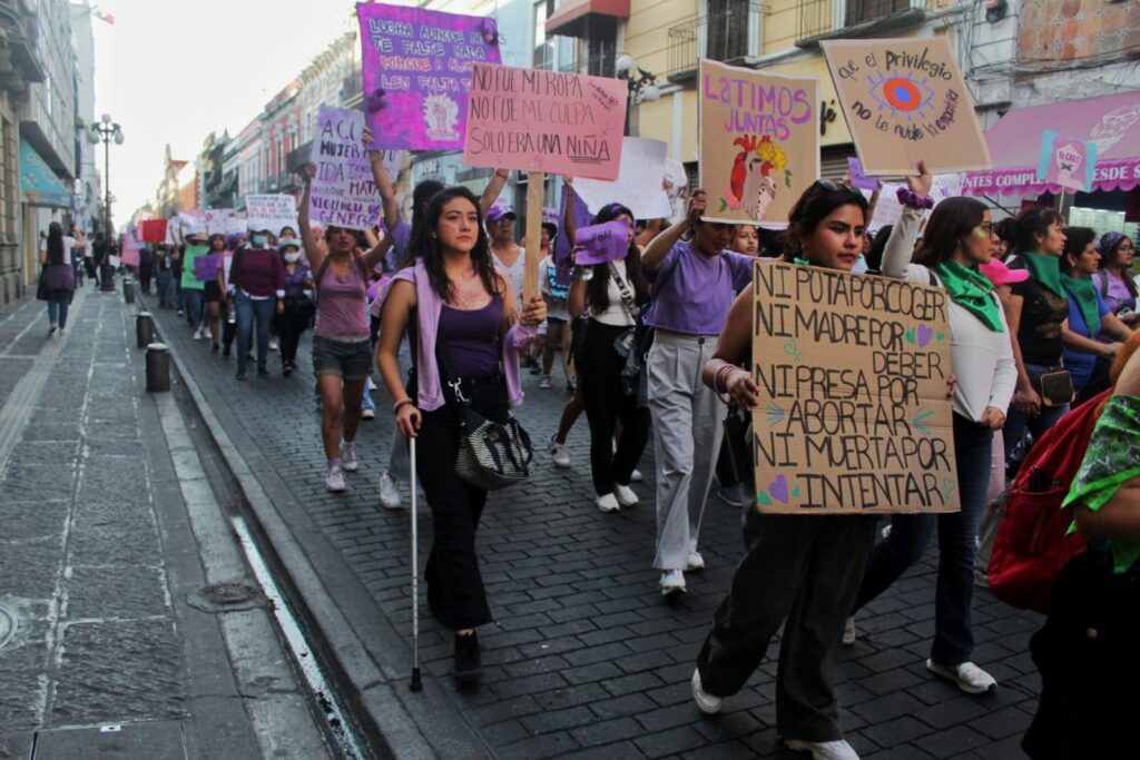 Feministas en la mega marcha cierra del 8M en Puebla