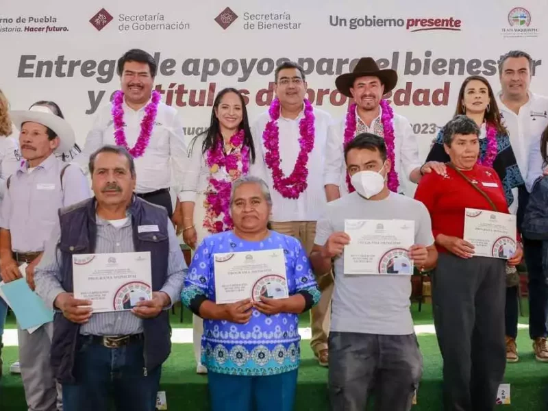 Gobernador y Porfirio Loeza entregan apoyos en Tlatlauquitepec