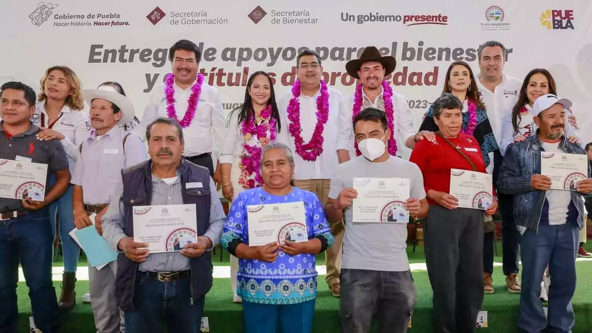 Gobernador y Porfirio Loeza entregan apoyos en Tlatlauquitepec