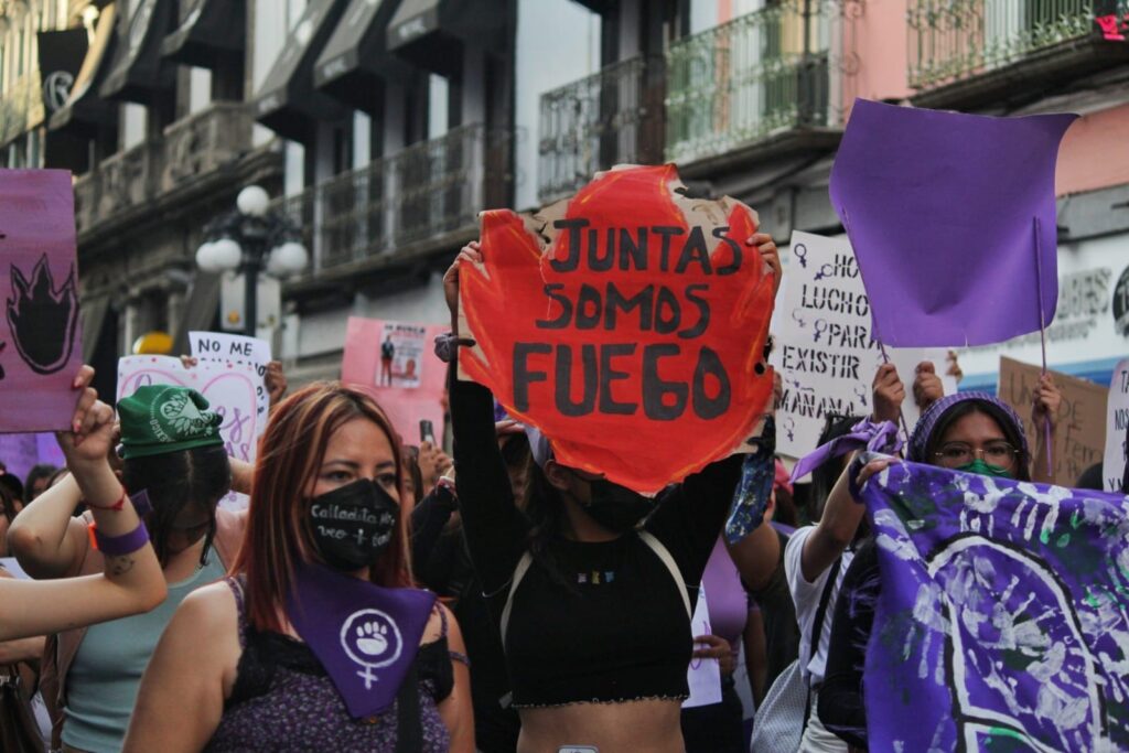 "Juntas somos fuego", cartel de la marcha 8M en Puebla