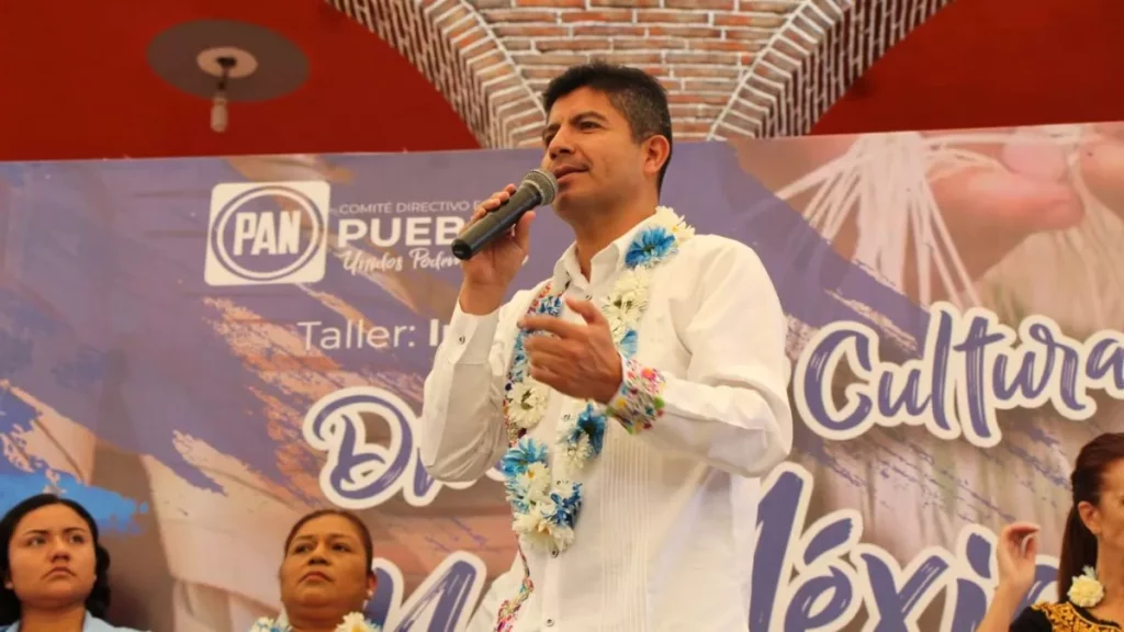 Eduardo Rivera Pérez en asamblea con panista en Ajalpan