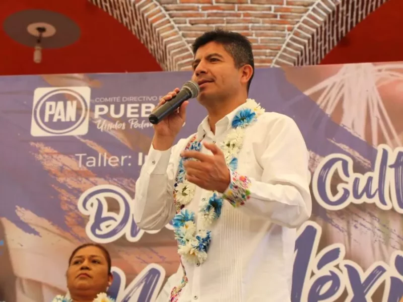 Eduardo Rivera Pérez en asamblea con panista en Ajalpan