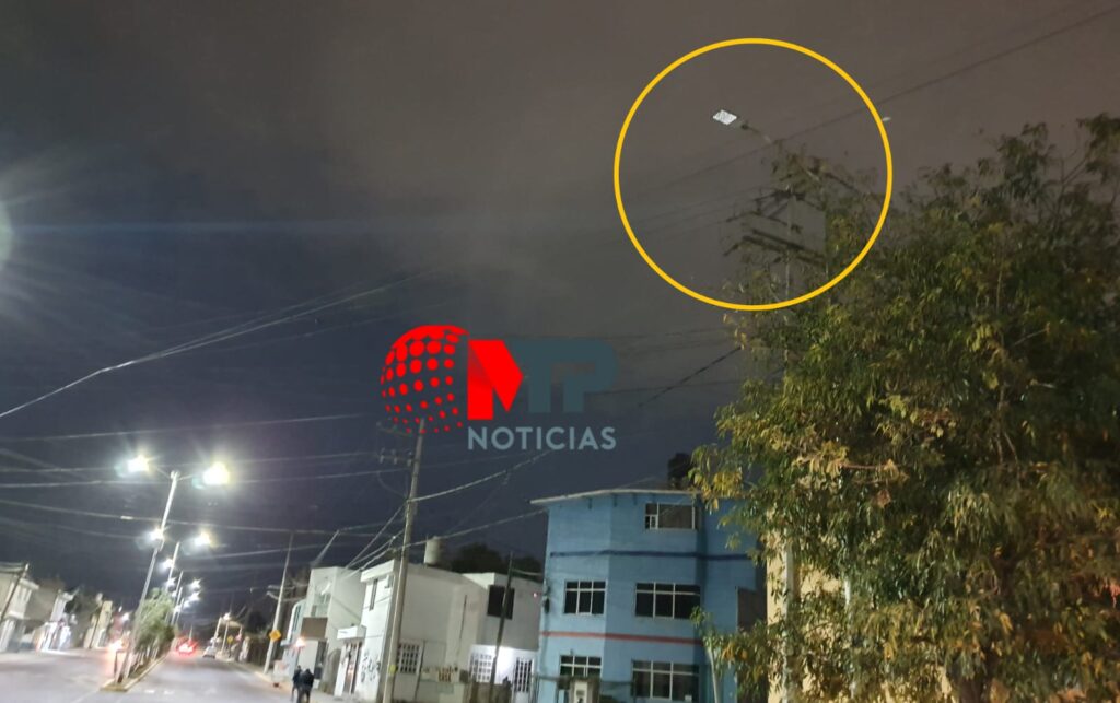 Lámpara LED apagada en la Radial 2 en San Andrés Cholula