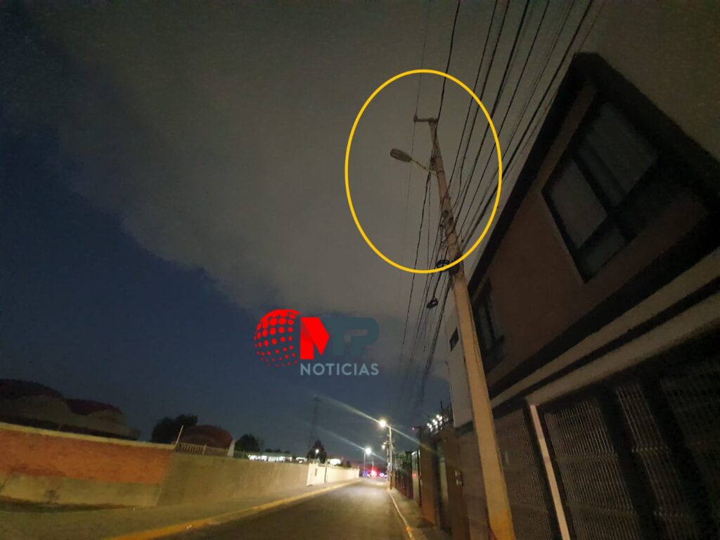 Lámpara apagada en uno de los accesos al Centro Escolar de San Andrés Cholula