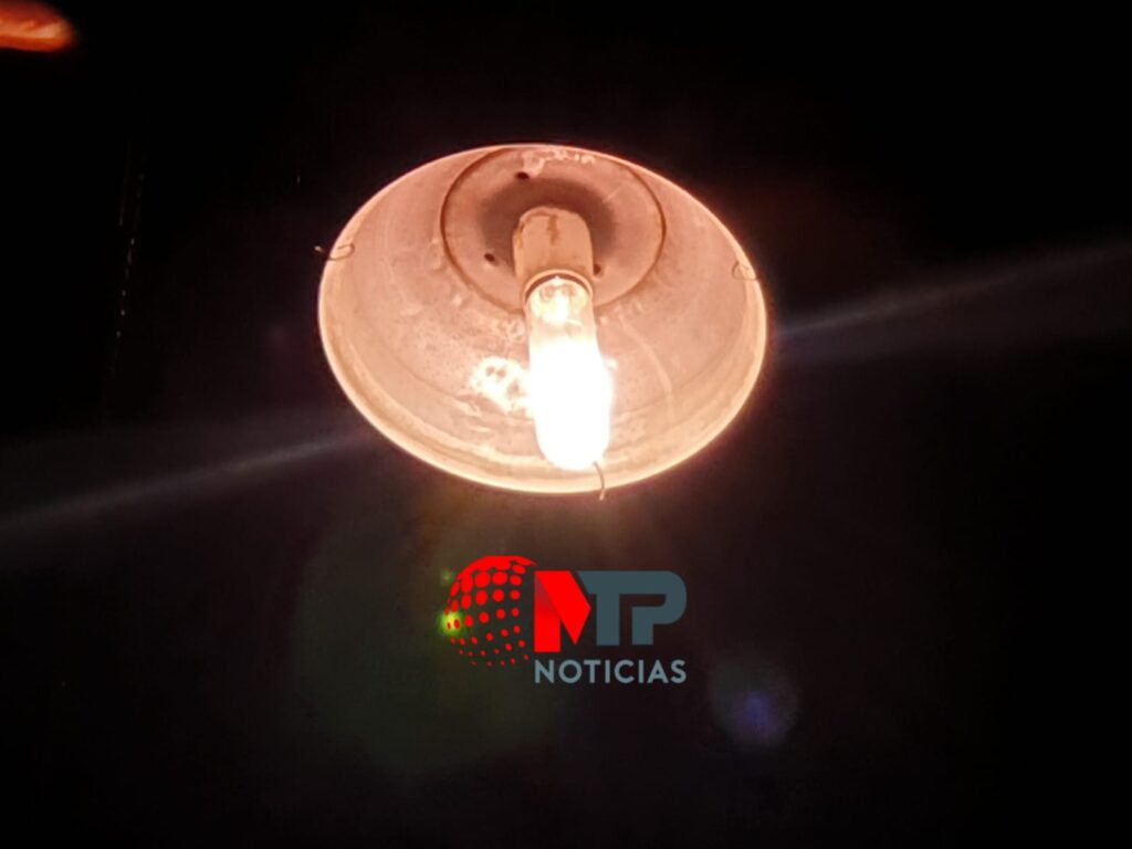 Lámpara vieja en la junta auxiliar de Tlaxcalancingo