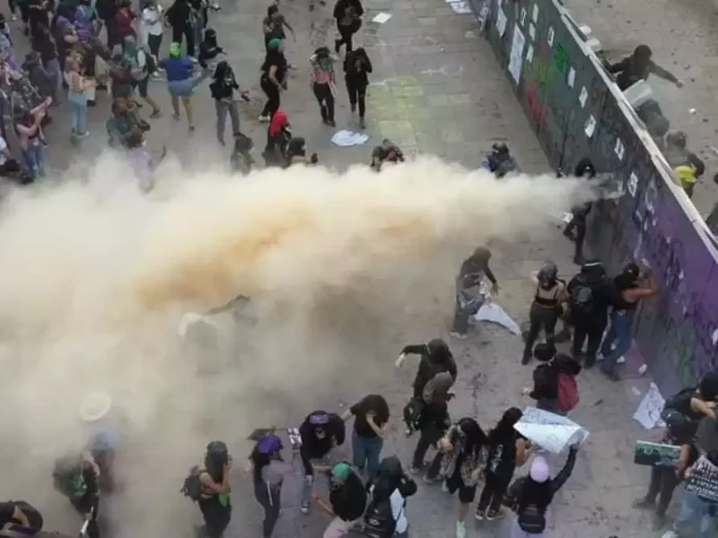 Lorena Cuéllar reprime a feministas en 8M en Tlaxcala les echan agua y gas lacrimógeno
