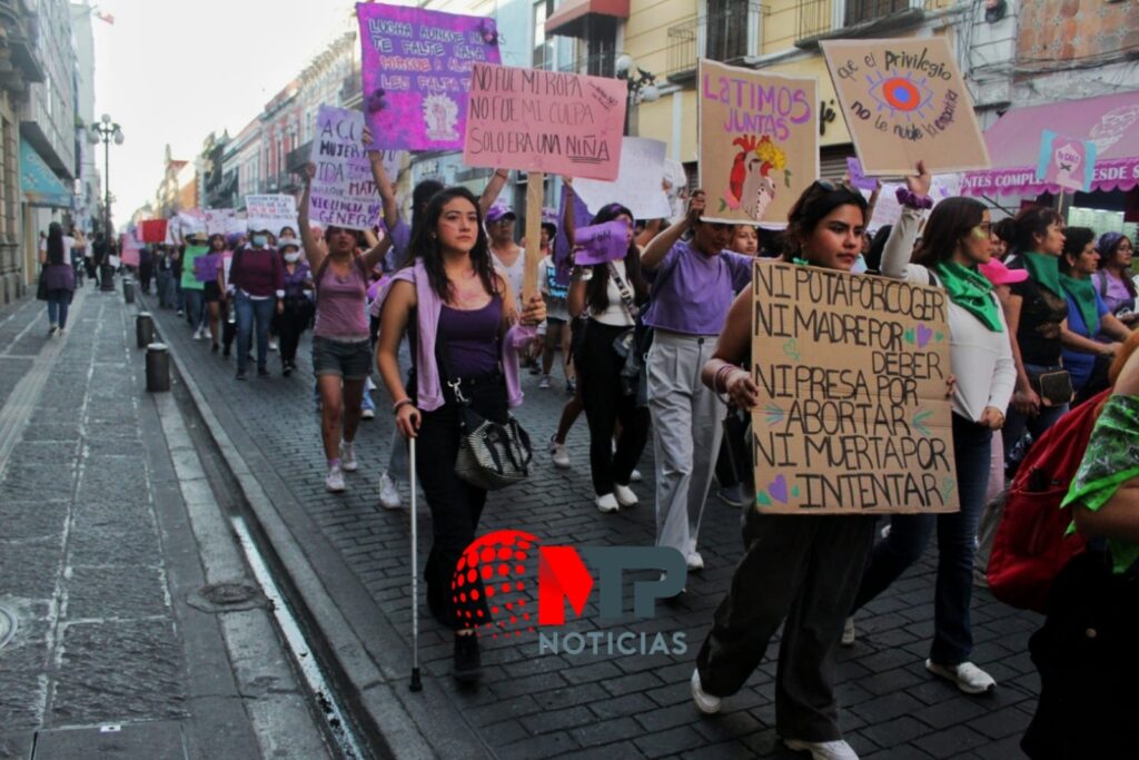 Marcha histórica del 8M en Puebla: participan 50 mil mujeres