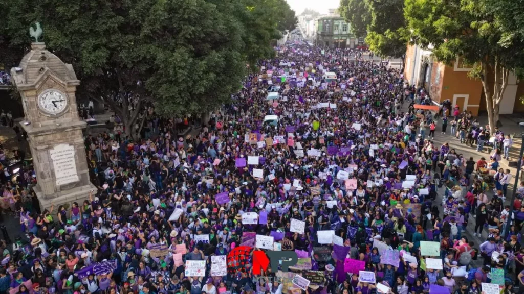 Marcha histórica del 8M en Puebla participan 50 mil mujeres