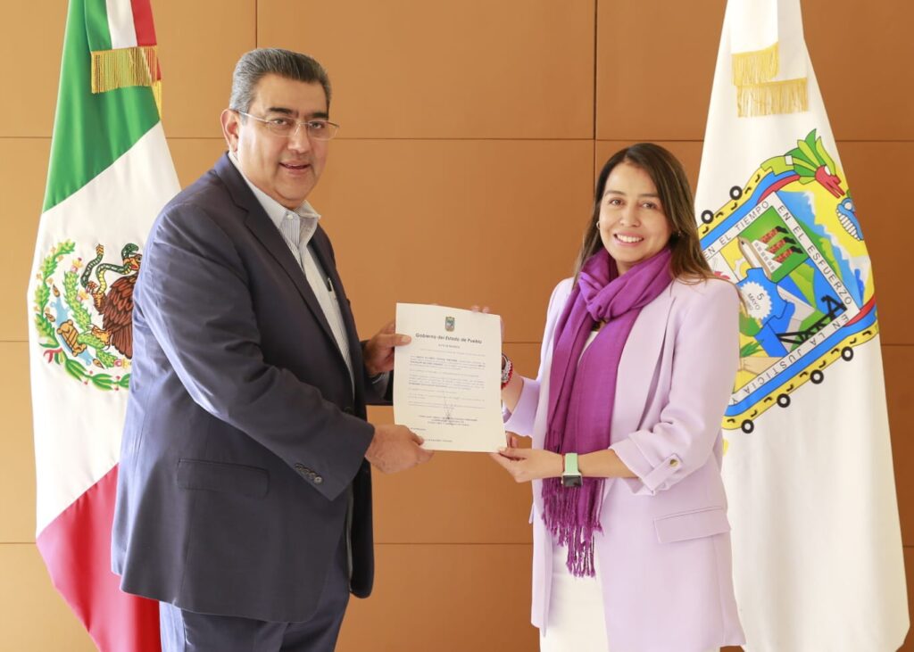 Melva Navarro y el gobernador de Puebla Sergio Salomón
