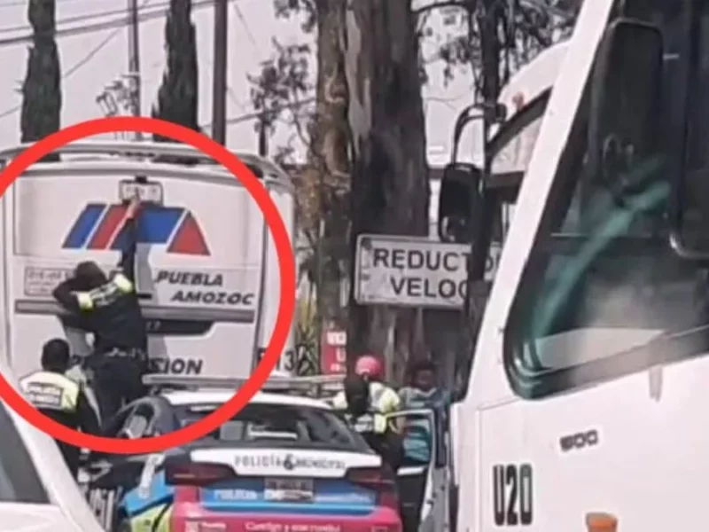 Policías en Puebla quitan placa a transporte público