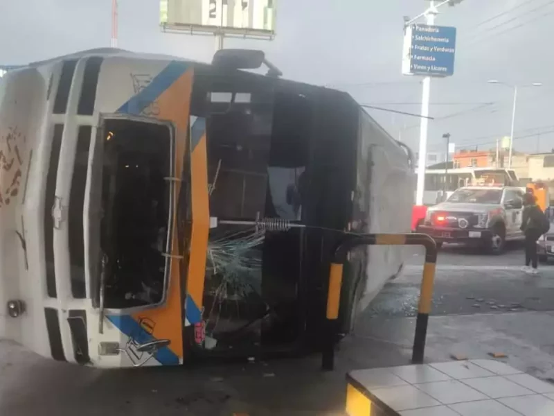 Por jugar carreritas vuelca camión de Galgos del Sur y deja 20 heridos
