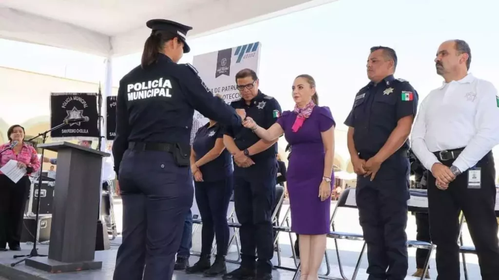 Presidenta de San Pedro Cholula en la entrega de uniformes a elementos de la policía municipal.
