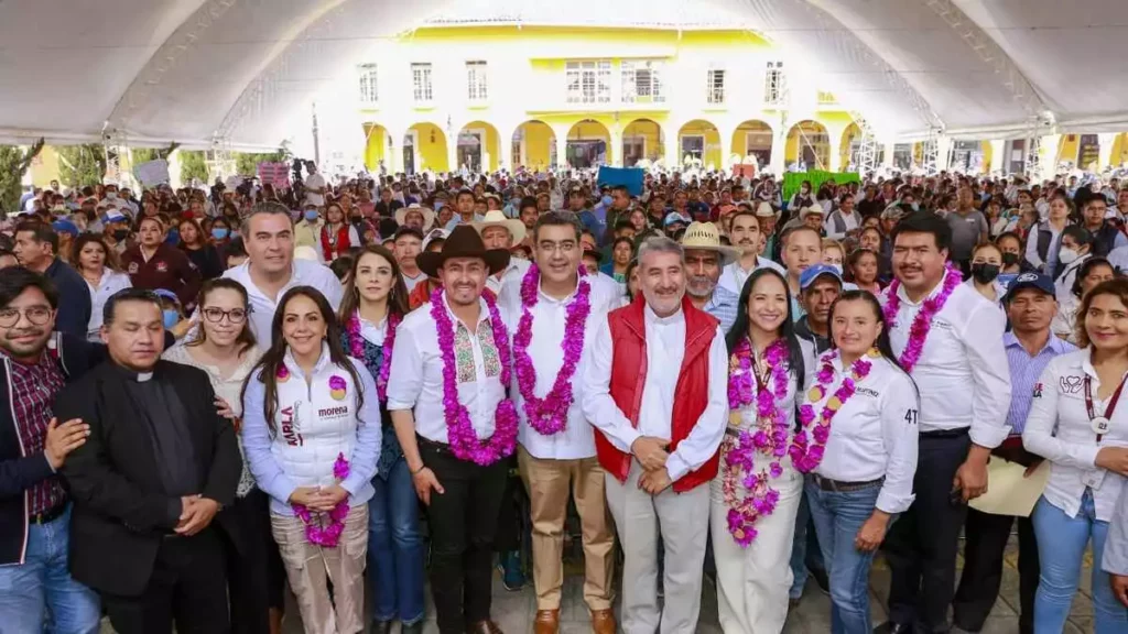 Sergio Salomón y Porfirio Loeza en entrega de apoyos en Tlatlauquitepec