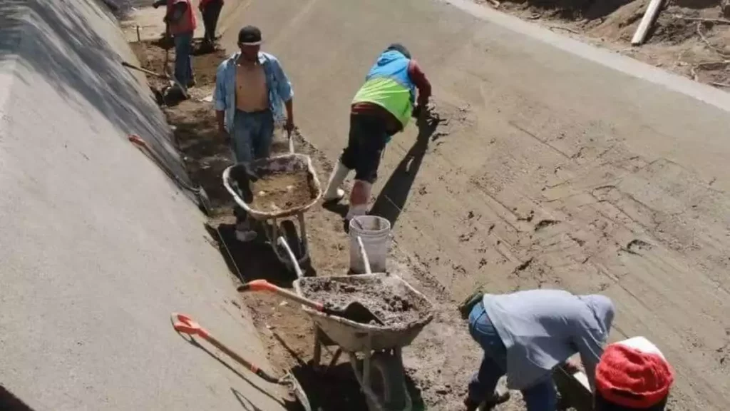 Trabajadores en las labores de construcción del canal El Ajal