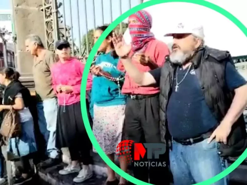 Un provida reza y persigna a feministas que exigen aborto legal en Puebla