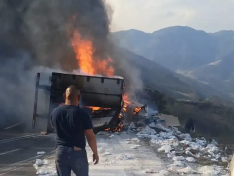 Vuelca tráiler y se incendia en la Puebla-Córdoba