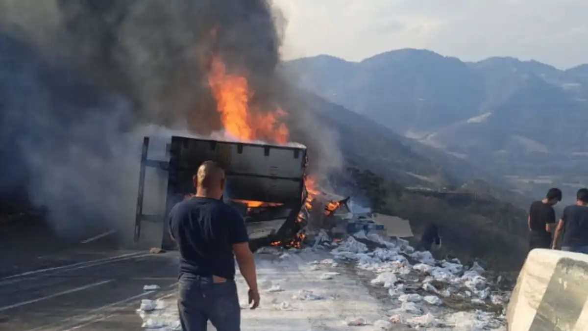 Vuelca tráiler y se incendia en la Puebla-Córdoba