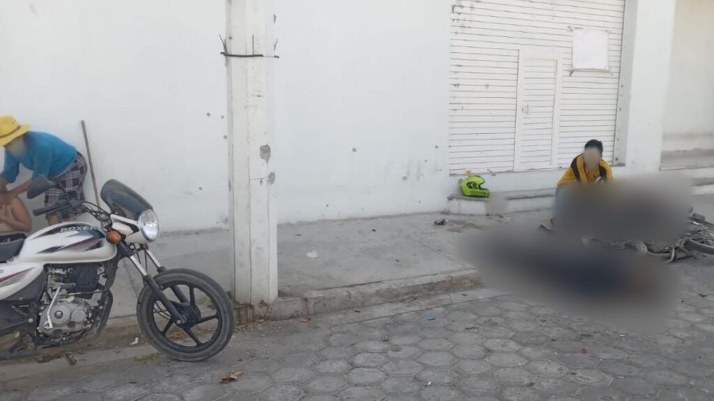 Motocicletas tiradas en el suelo y cadáveres tras balacera en Tecamachalco.