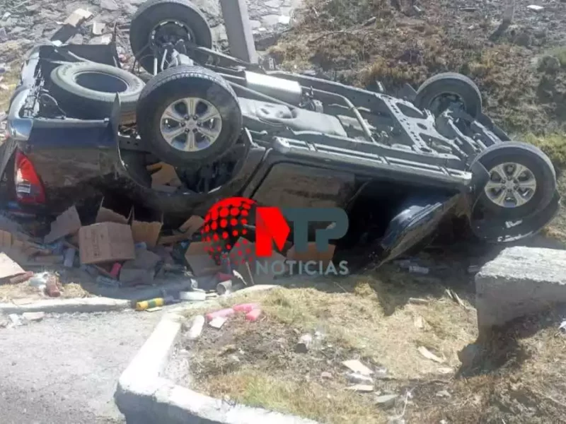 Cuatro muertos deja volcadura de camioneta en la autopista Virreyes-Teziutlán