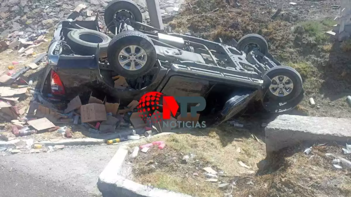 Cuatro muertos deja volcadura de camioneta en la autopista Virreyes-Teziutlán