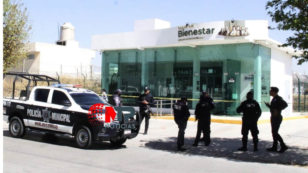 Policías en banco Bienestar de Huejotzingo, Puebla.