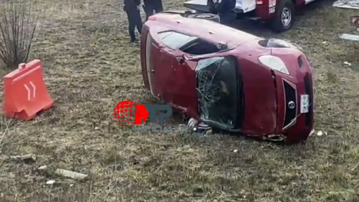 Hombre muere tras volcar su auto en la México-Puebla