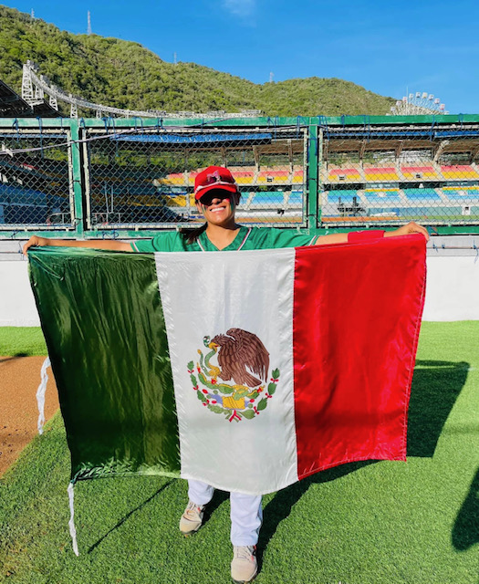 Narda Andrade sosteniendo una bandera de México