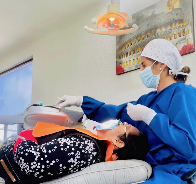 Narda Andrade con una paciente realizando trabajo de odontología