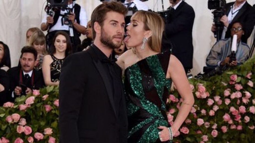 Miley Cyrus y Liam Hemsworth en la alfombra de la Met Gala