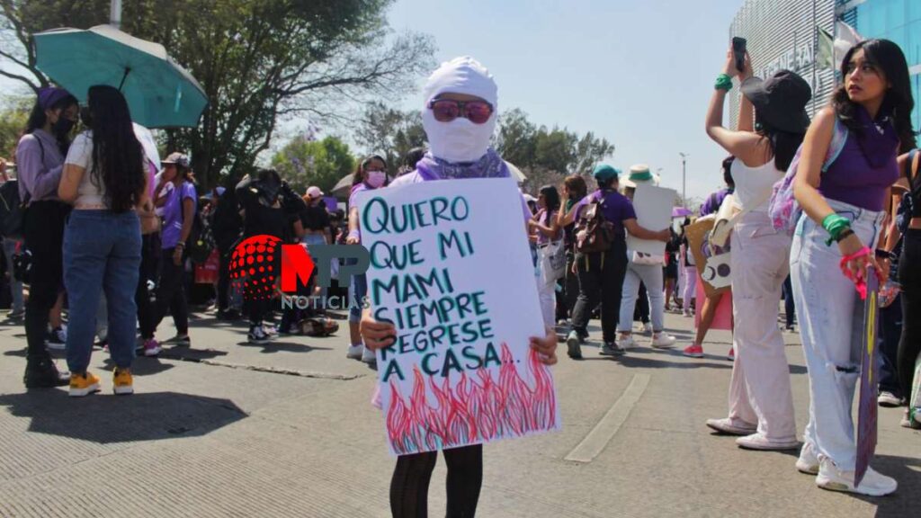 Niño participa en protesta 8M en Fiscalía Puebla.