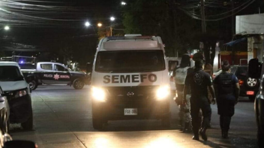 Camioneta de Semefo en bar de Morelos donde un comando armado mató a 4 personas.